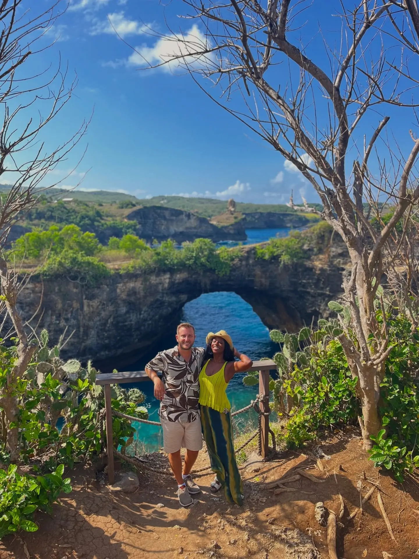 Couple in front of the natural arch at Broken Beach, Nusa Penida
