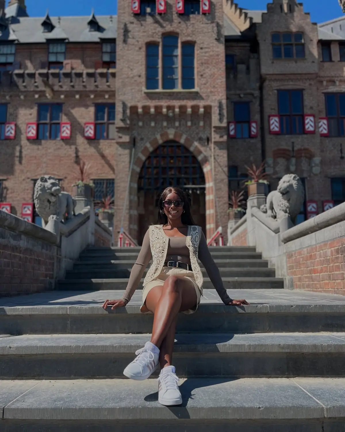Melody on the steps of Kasteel de Haar between two stone lions