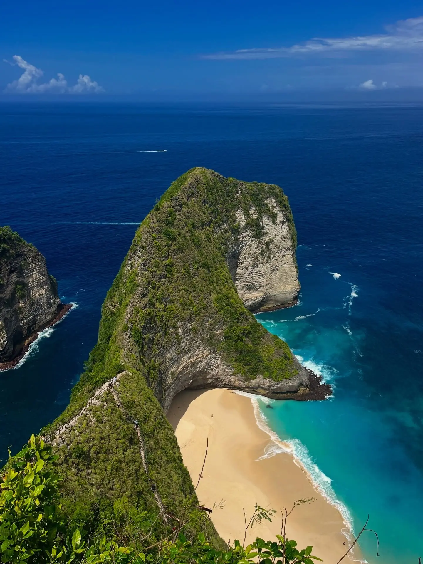 Kelingking Beach, the T-Rex shaped cliff on Nusa Penida